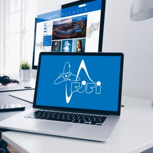 Notebook s logem KSI, na pozadí monitor s novým webem KSI